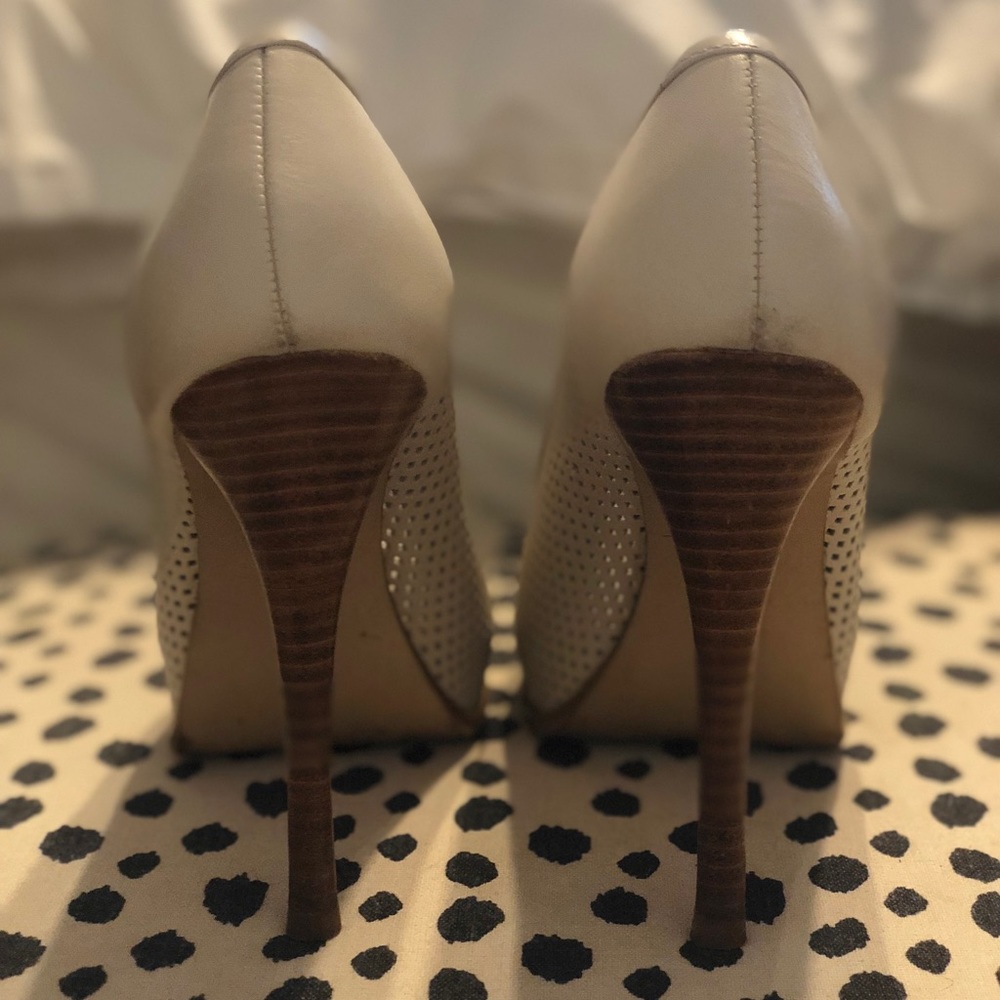 Heels/pumps - Picture 2 of 2